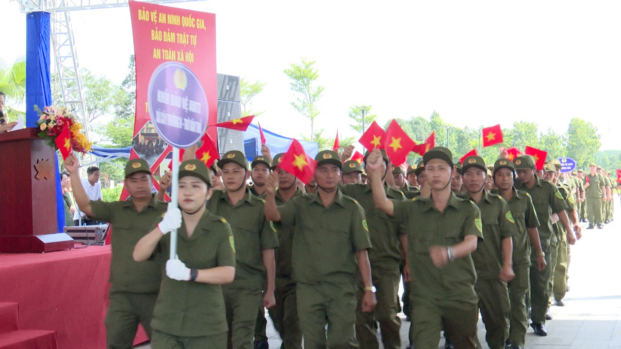 Lực lượng tham gia bảo vệ ANTT ở cơ sở huyện Bàu Bàng tham gia diễu hành tại buổi lễ.
